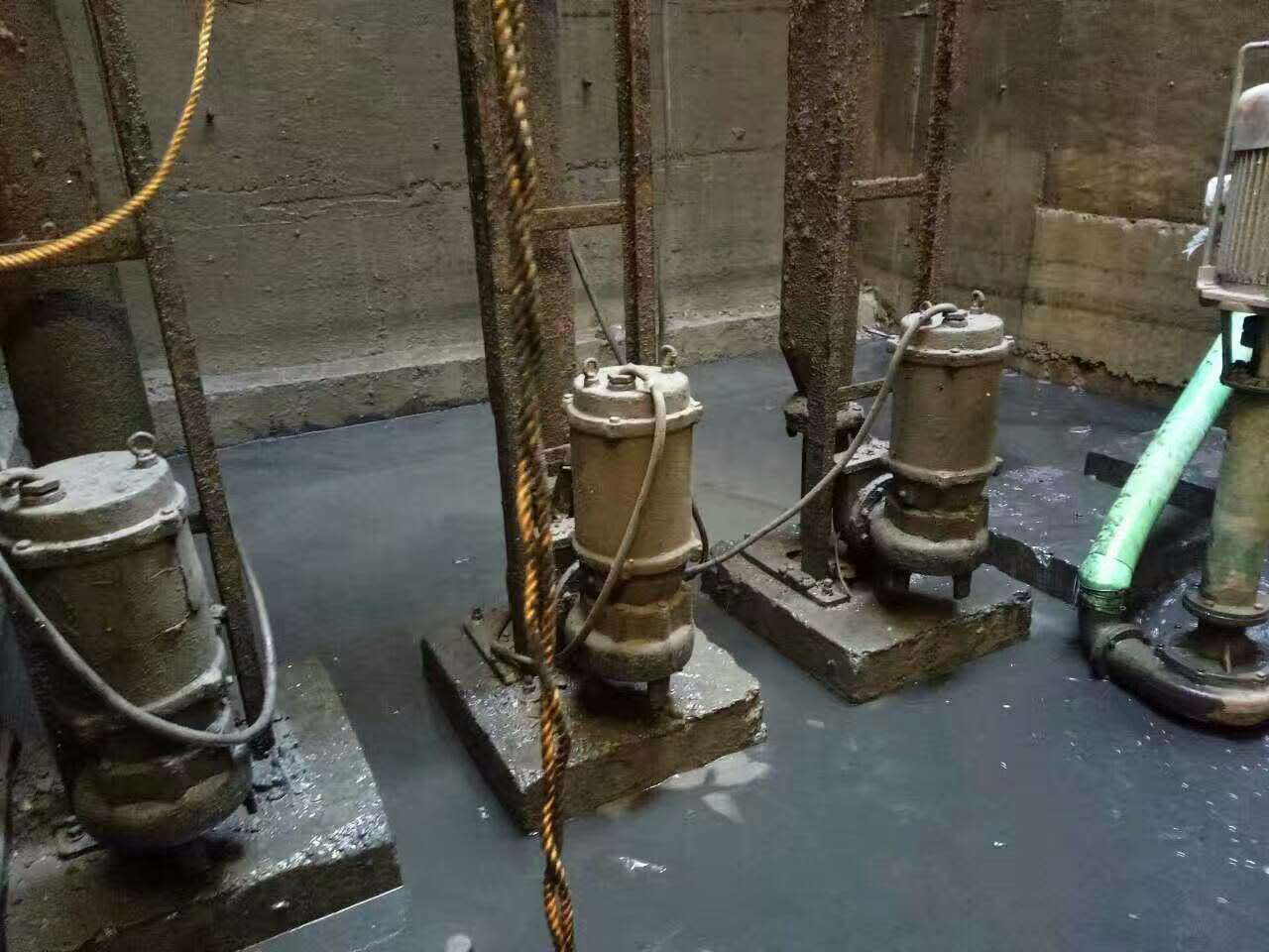 运河污水池清理