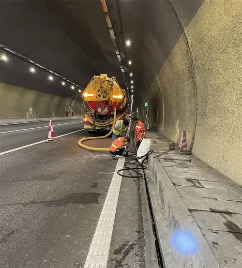 运河隧道排水渠清淤